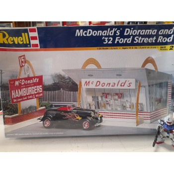 revell Mc Donald's diorama and '32 Ford street Rod 1/24 857804