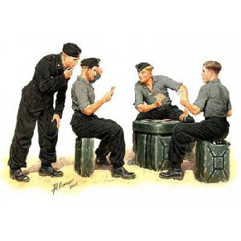master box "SKATSPIELER" (Les Joueurs De Cartes) Tankistes Allemands Au Repos 1942 1/35 mb3525